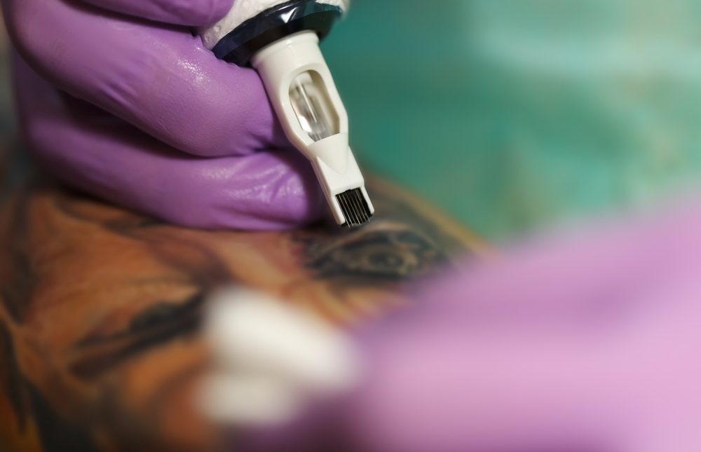 Bezpieczny tatuaż na ciele: jak zabezpieczyć swoje dzieło sztuki przed pracą
