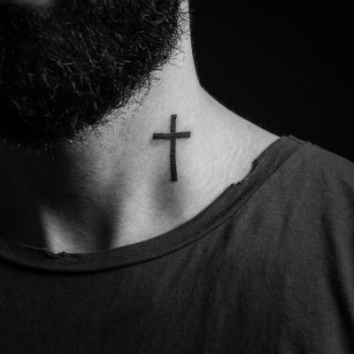 Tatuaż krzyż – znaczenie i symbolika na skórze