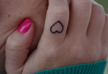 Tatuaż serce na palcu - znaczenie i symbolika tego popularnego motywu