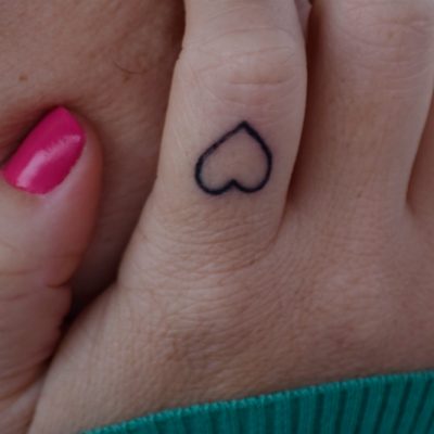Tatuaż serce na palcu - znaczenie i symbolika tego popularnego motywu