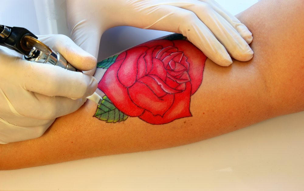 Zagłębiamy się w znaczenie tatuażu róży: Symbolika i emocje na skórze