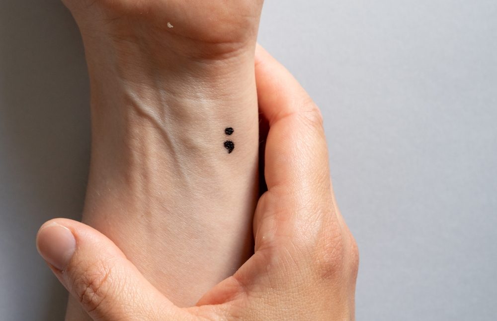 Co oznacza średnik w tatuażu? Kultowe znaczenie i stylowe wykorzystanie w sztuce ciała